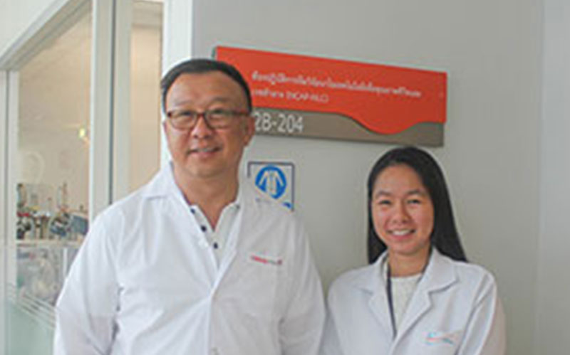 St.Herb executive with a NANOTEC researcher
