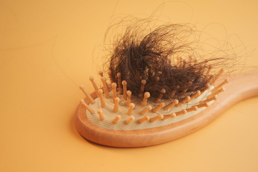 a brush with lost hair on table 2024 12 13 16 12 44 utc (1)